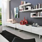 Виды навесных полок и варианты размещения в интерьере